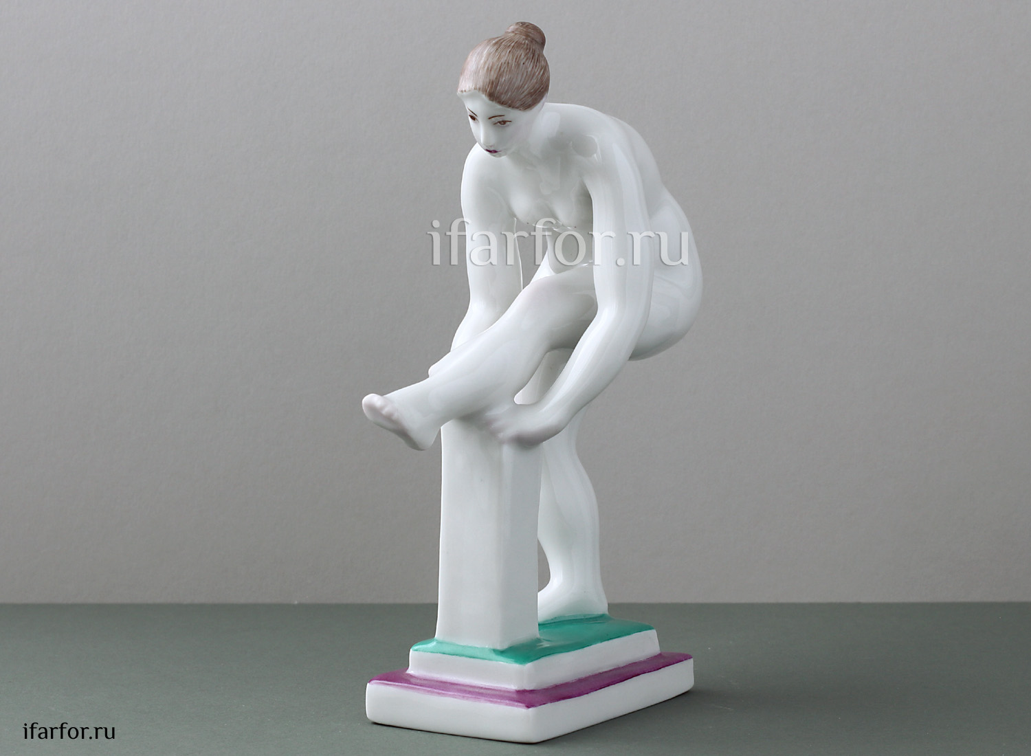 Скульптура «Женщина,надев.чулок»