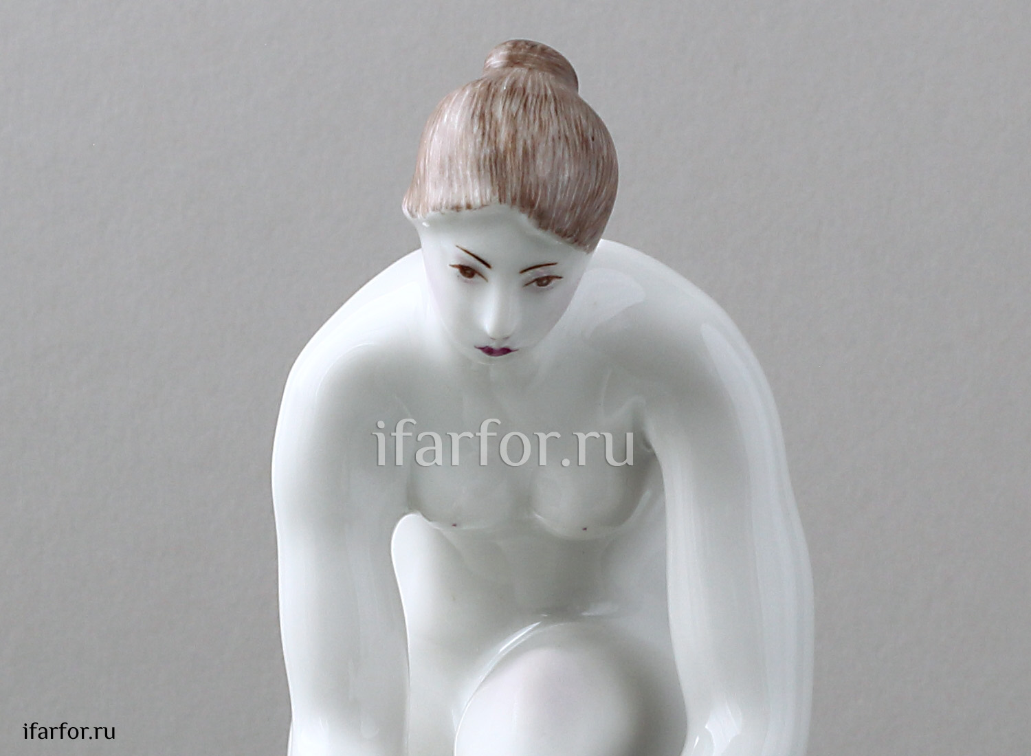 Скульптура «Женщина,надев.чулок»