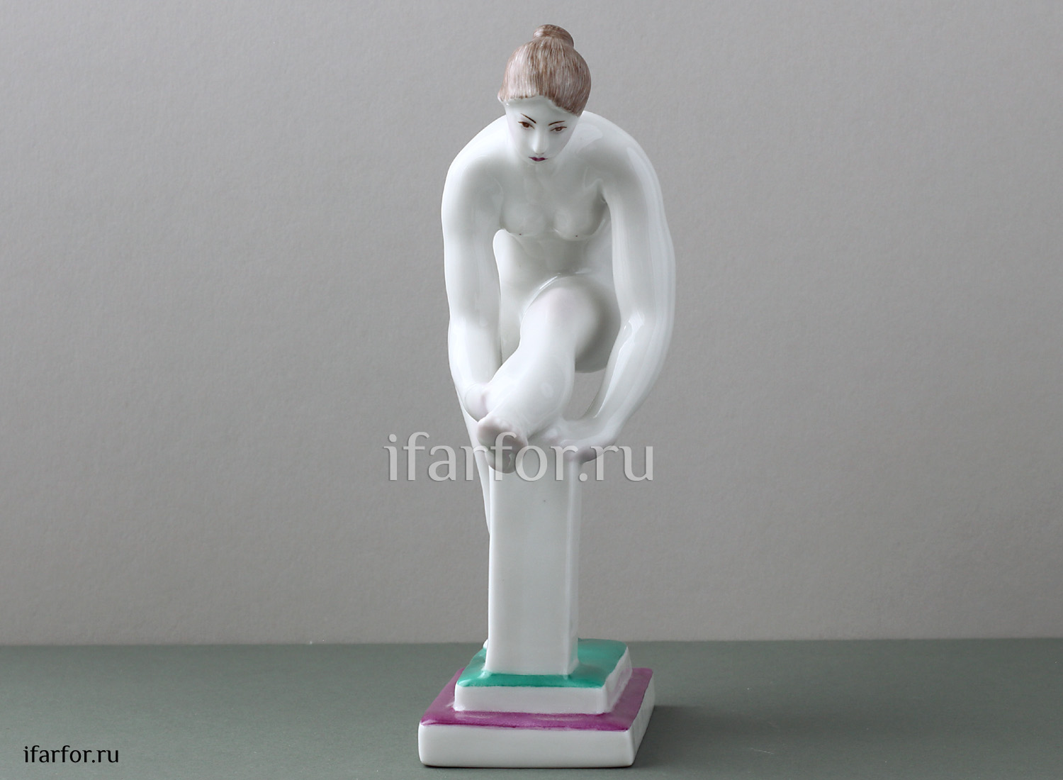 Скульптура «Женщина,надев.чулок»