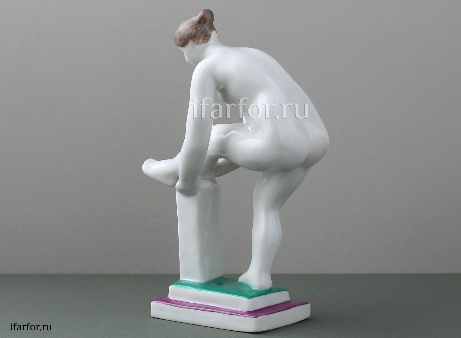 Скульптура «Женщина,надев.чулок»