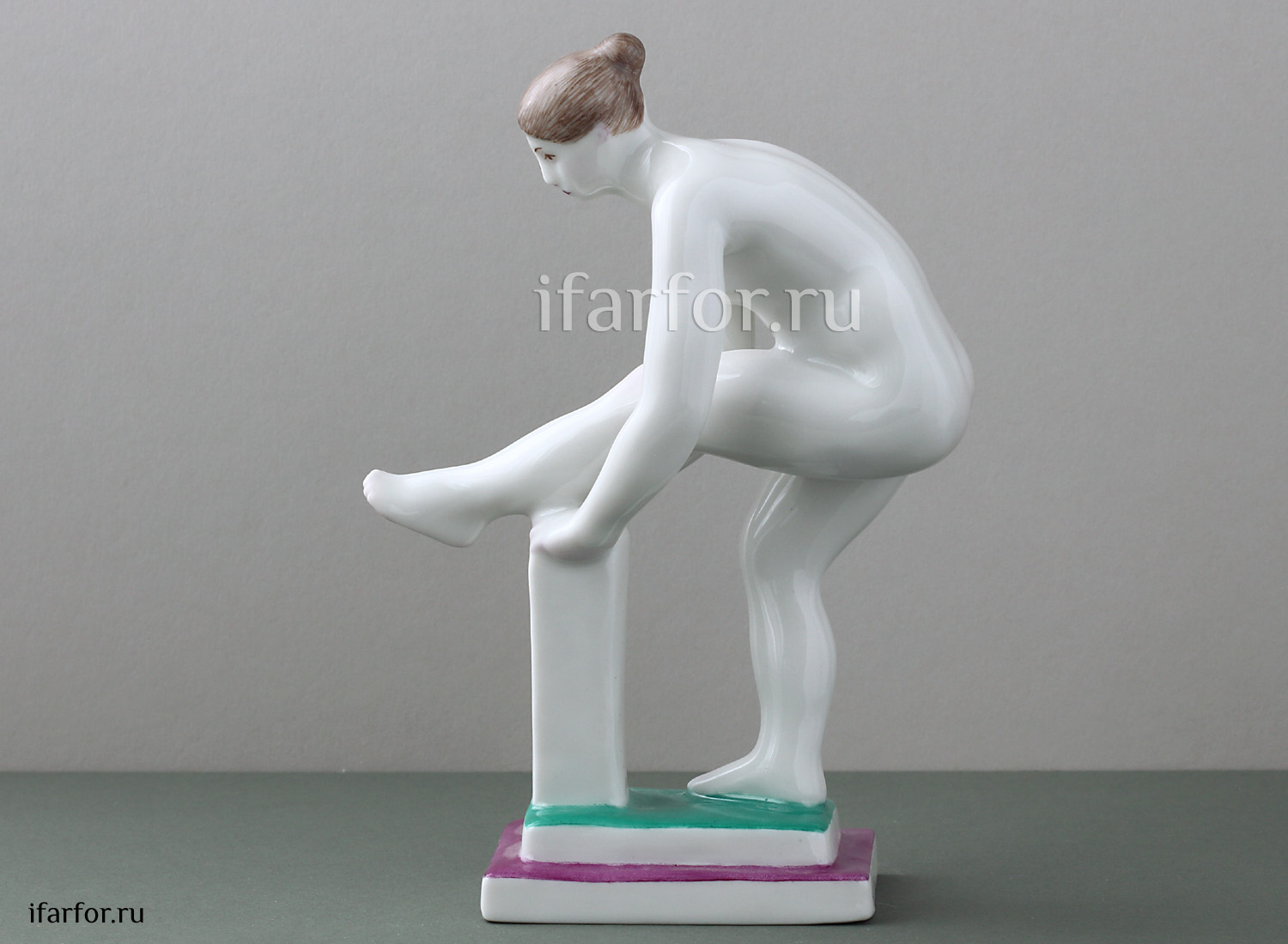 Скульптура «Женщина,надев.чулок»