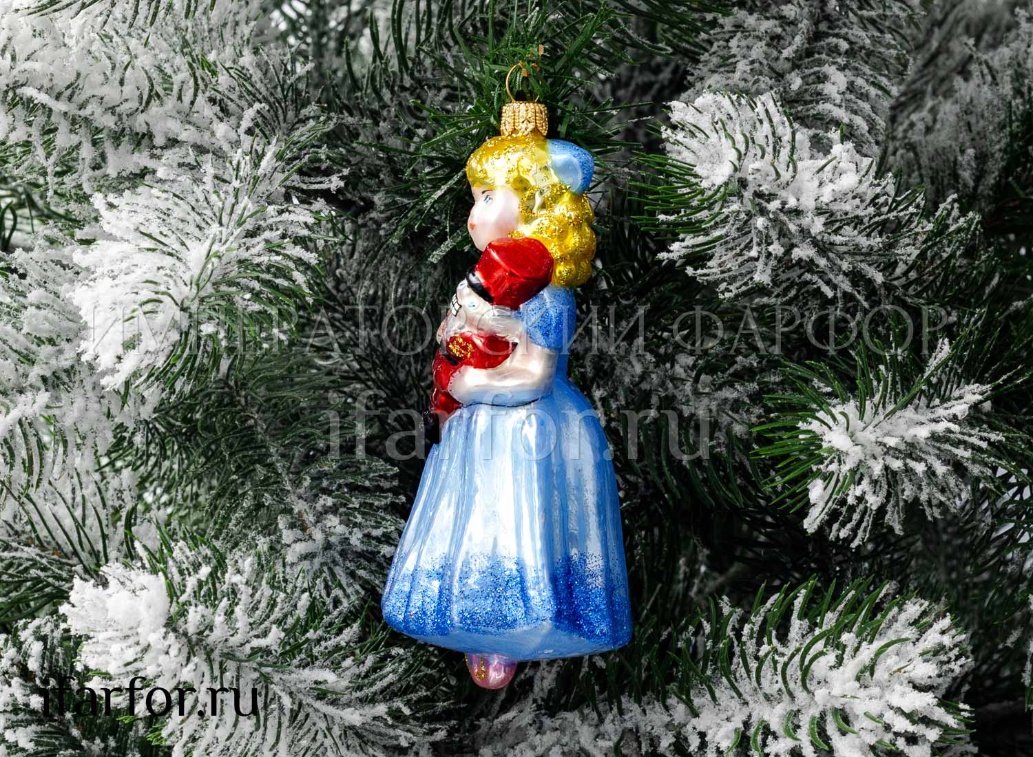 Елочная игрушка «Девочка со щелкунчиком»