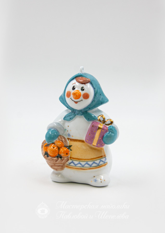 Елочная игрушка «Снеговичка в бирюзовом платке» Фарфор. 65 x 102 мм.