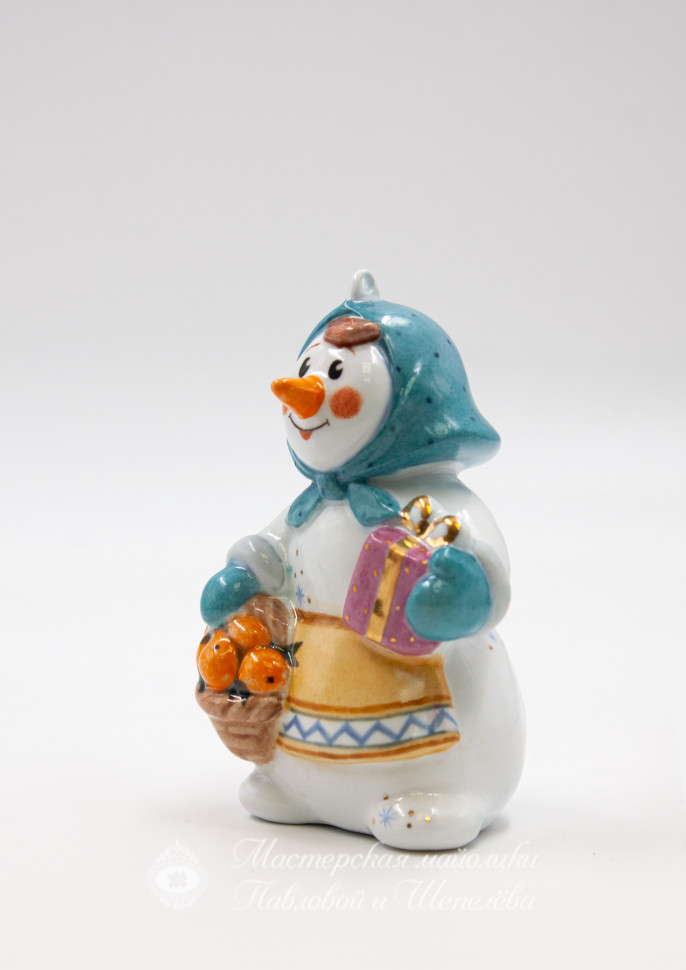 Елочная игрушка «Снеговичка в бирюзовом платке» Фарфор. 65 x 102 мм.