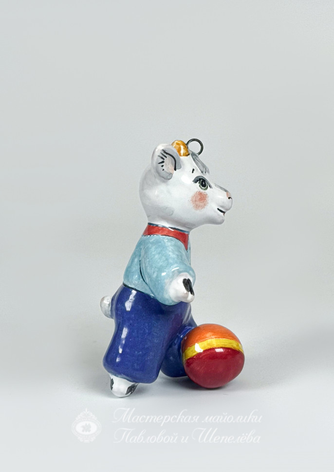 Елочная игрушка «Козленок с мячом» Майолика. 35 x 65 мм.