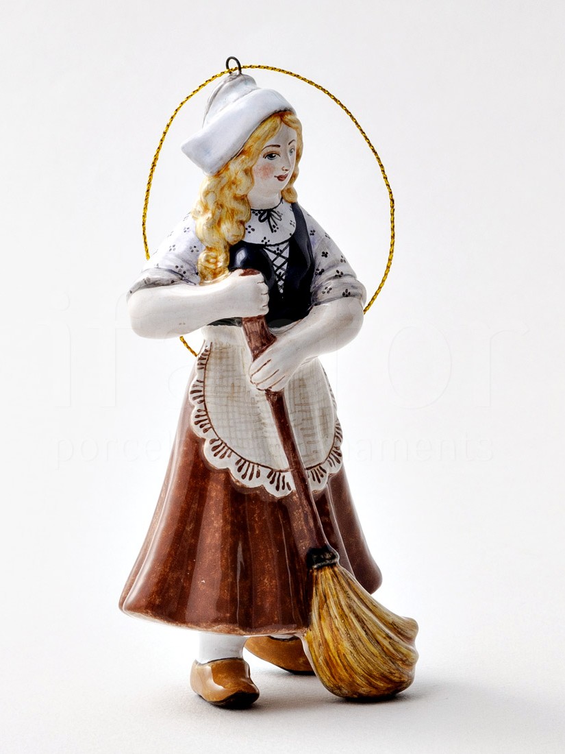 Елочная игрушка «Золушка» Форма: Золушка. Майолика. 65 x 130 мм.