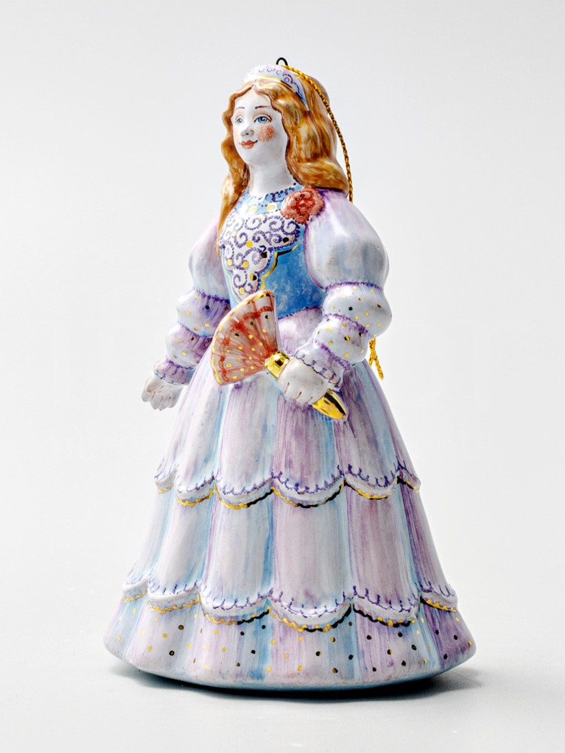 Елочная игрушка «Золушка на балу» Форма: Золушка на балу. Майолика. 86 x 130 мм.