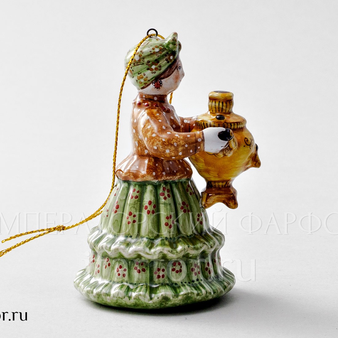 Елочная игрушка «Хозяюшка с самоваром» Форма: Хозяюшка с самоваром. Майолика. 67 x 93 мм.