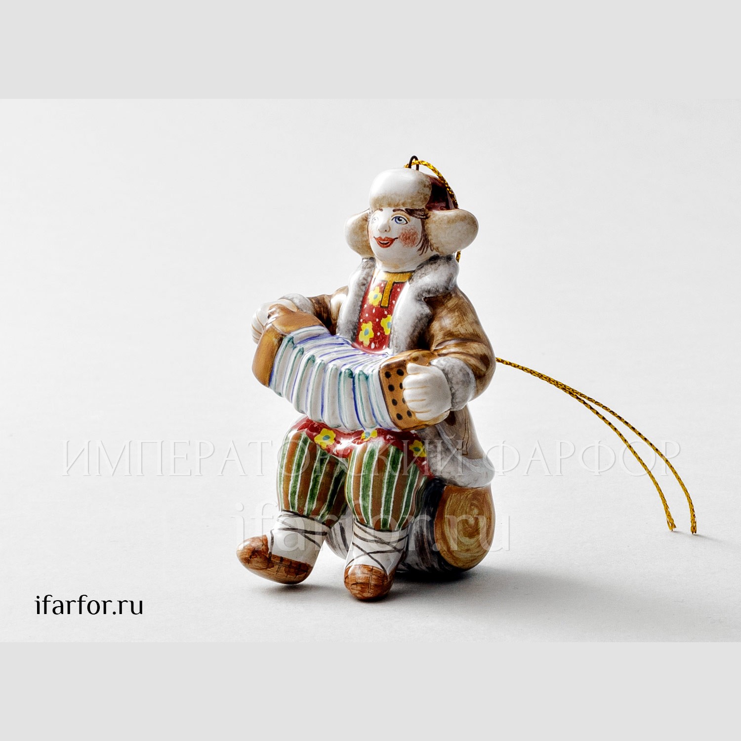 Елочная игрушка «Мужичок с гармошкой» Форма: Мужичок с гармошкой. Майолика. 60 x 90 мм.
