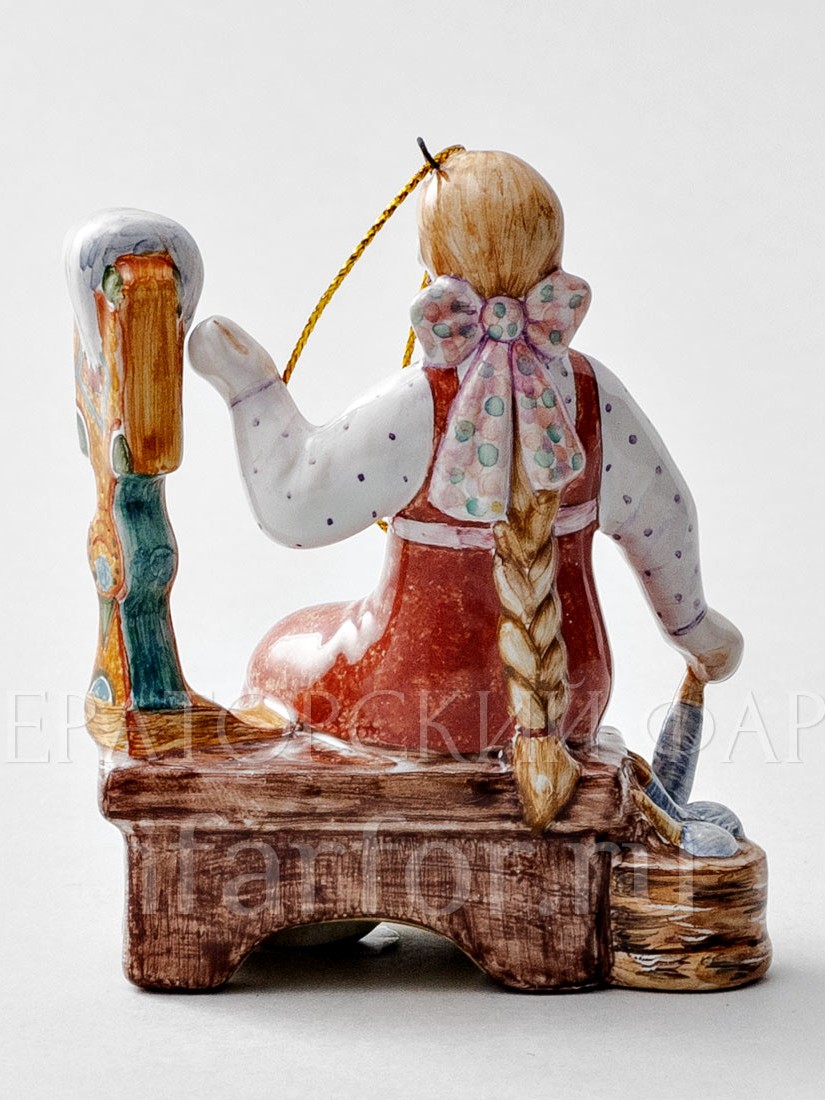 Елочная игрушка «Пряха» Форма: Пряха. Майолика. 65 x 90 мм.