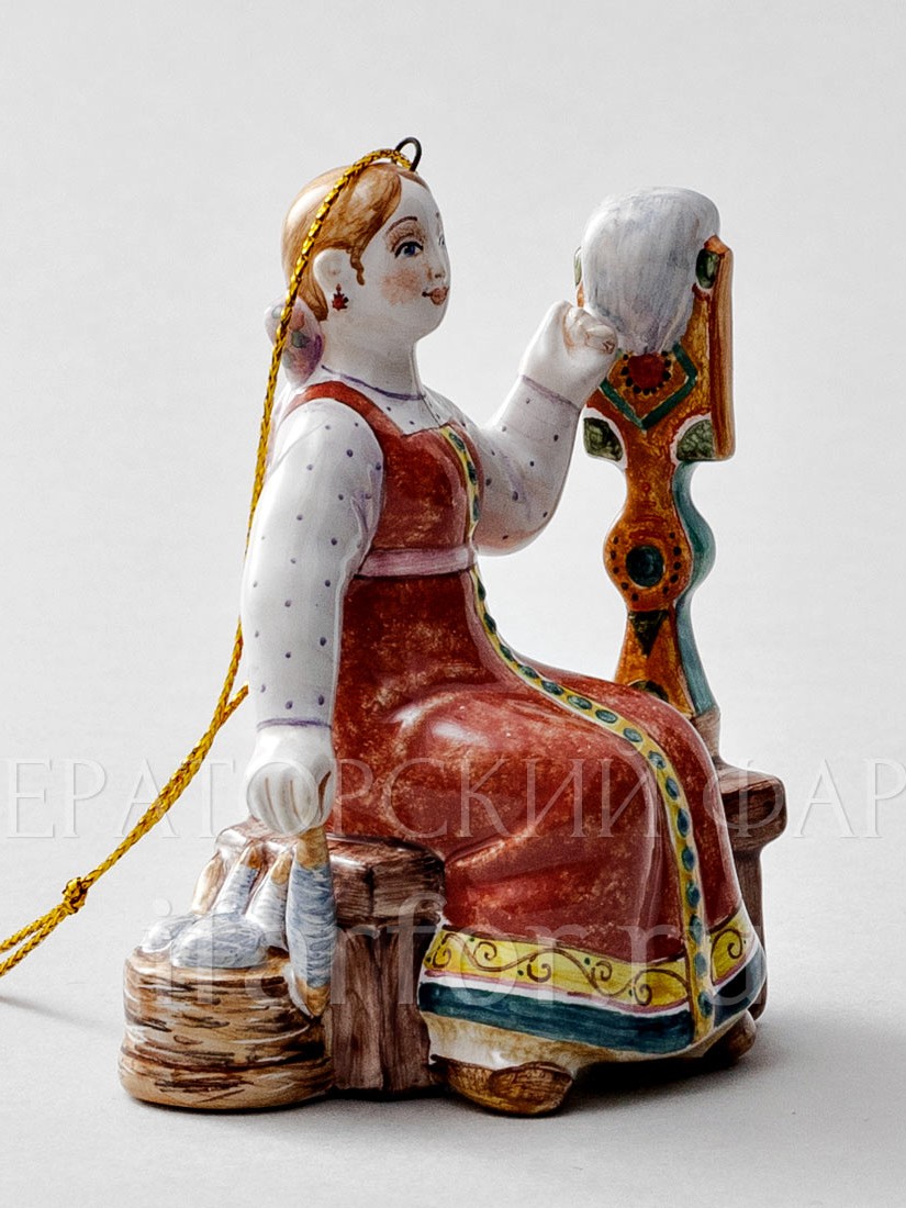 Елочная игрушка «Пряха» Форма: Пряха. Майолика. 65 x 90 мм.