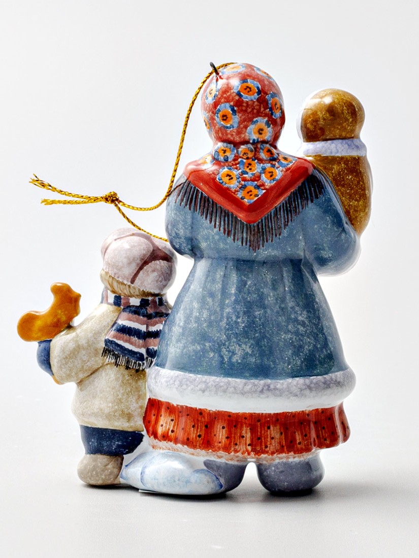 Елочная игрушка «Крестьянка с детьми» Форма: Крестьянка с детьми. Майолика. 80 x 100 мм.
