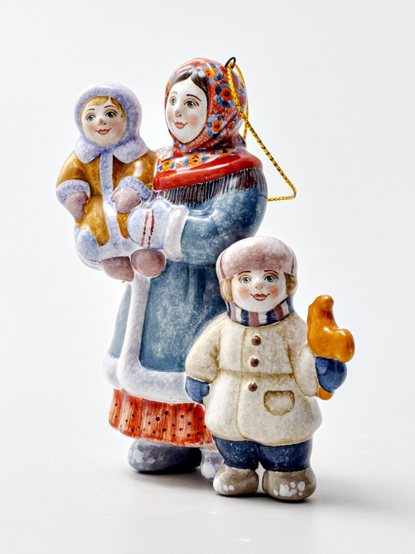 Елочная игрушка «Крестьянка с детьми» Форма: Крестьянка с детьми. Майолика. 80 x 100 мм.
