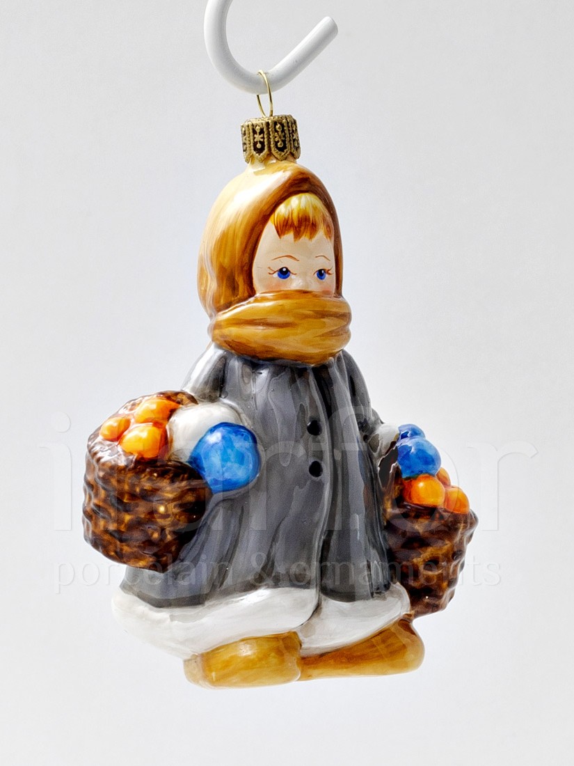 Елочная игрушка «Девочка с апельсинами» Стекло. 70 x 105 мм.