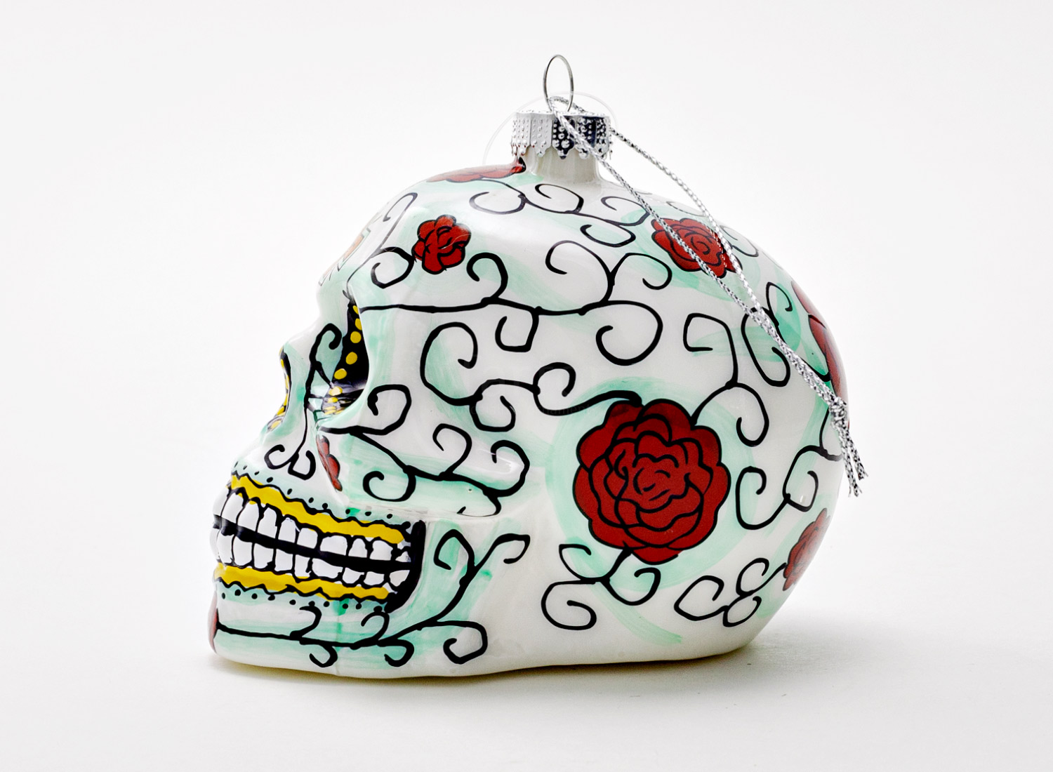 Елочная игрушка «Череп белый матовый с розами»