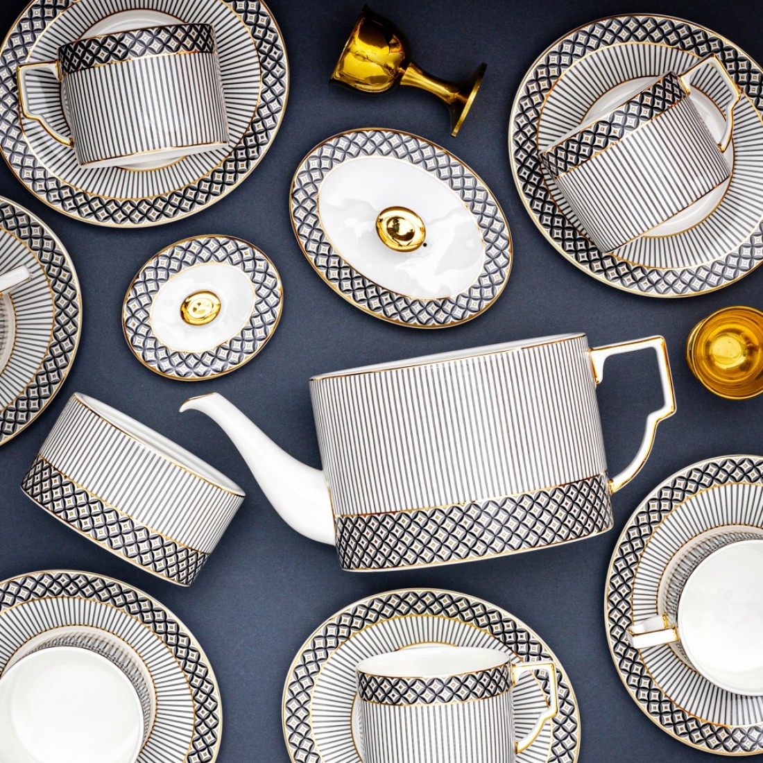 «В это прекрасное весеннее утро мы сидели в комнате Пуаро. Мой... друг, как всегда аккуратный и одетый с иголочки, чуть 