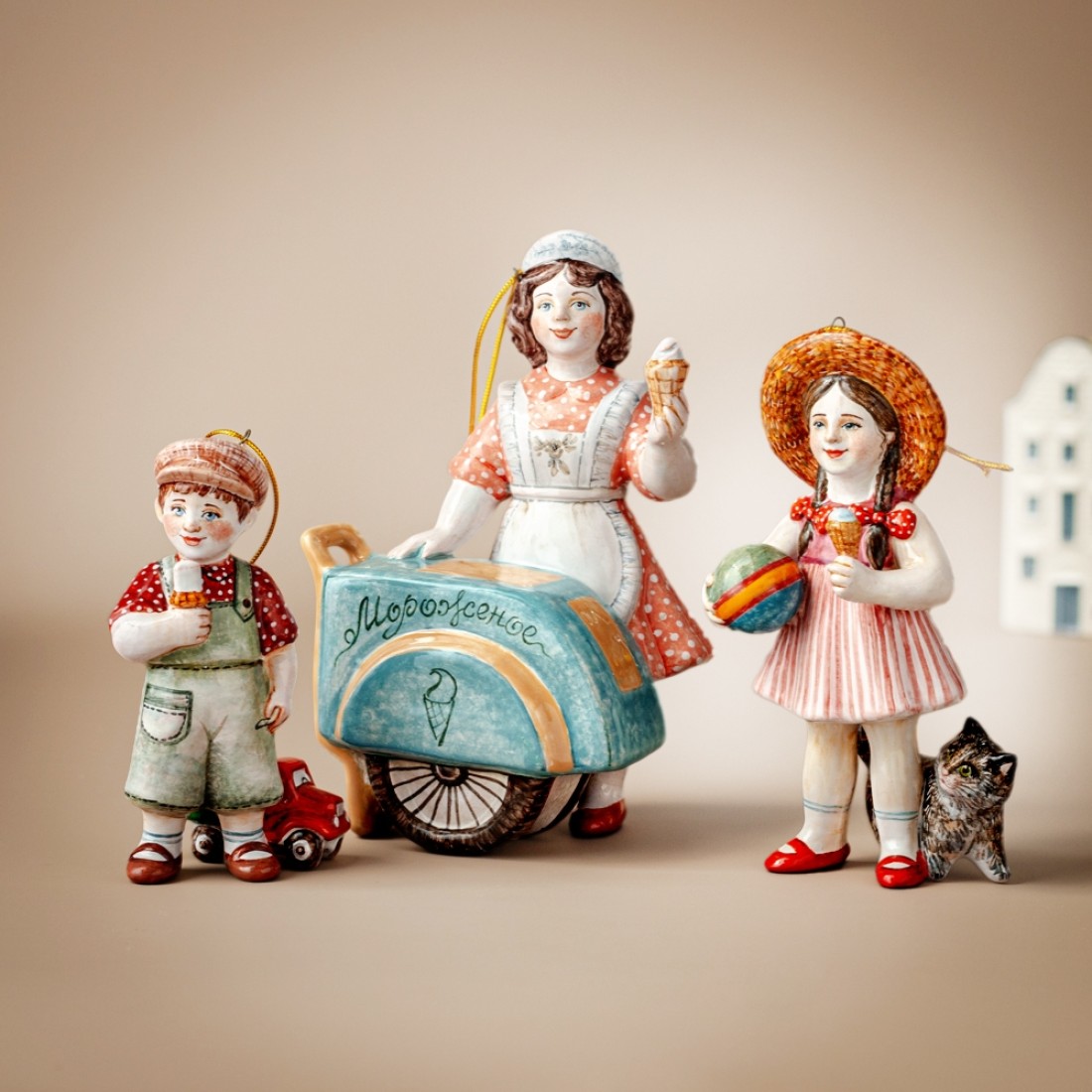 «— Земляничное мороженое! Мы с Лелей подбежали к мороженщику, купили у него два шарика по копейке, моментально их съели 