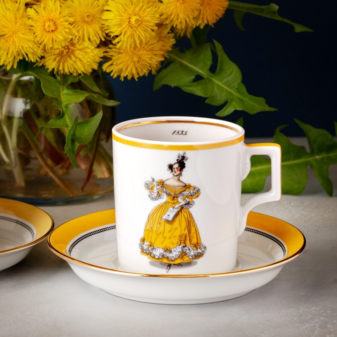 «В них солнце, лучи, в них радость. Вот в этих — какое торжество весны! Одуванчики. Нежные. Я их люблю с детства...» Цен