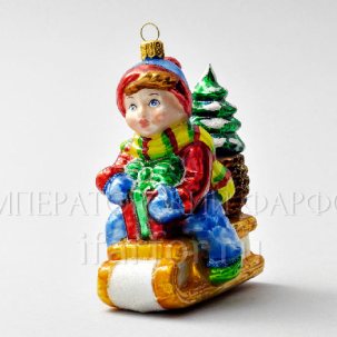 Елочная игрушка Мальчик на санках в синих штанах