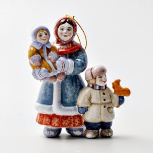 Елочная игрушка Крестьянка с детьми 80 x 100 мм.