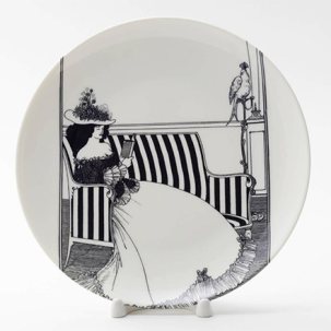 Декоративная тарелка Дама с книгой и попугай