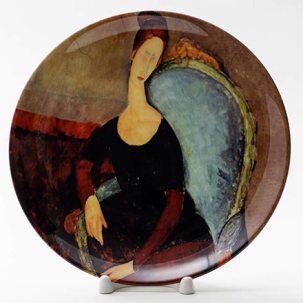 Декоративная тарелка Жанна Эбютерн в кресле