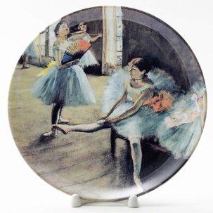 Декоративная тарелка Балерины в танцевальном классе