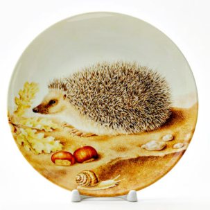 Декоративная тарелка Натюрморт с ежиком, улиткой и каштанами