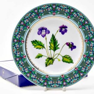 Декоративная тарелка в подарочной коробке Цветы и ягоды России. Фиалка надрезанная
