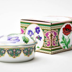 Туалетная коробочка в подарочной коробке Цветы и ягоды России. Фиалка надрезанная Круглая