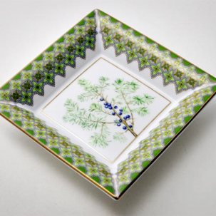 Подставка для мелочи в подарочной коробке Цветы и ягоды России. Можжевельник ароматный Квадратная