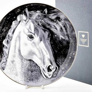 Декоративная тарелка в подарочной коробке Черный мустанг