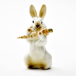 Скульптура Заяц с морковкой 4