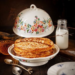 «В кухне с вечера возятся с большими горшками, у которых внизу дырочка, заложенная деревянной палочкой, льют в них молок