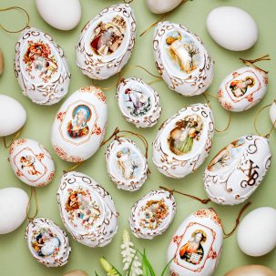 «В зале посредине был накрыт уже пасхальный стол, стояли на круглых блюдах высокие куличи, облитые белым, красные яйца, 