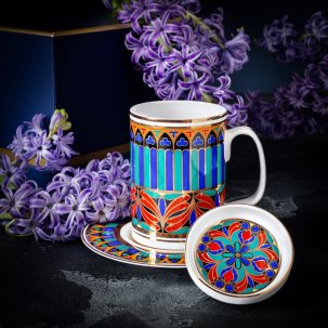 «...своды, крестообразными дугами, все расписанные древними фресками, темная синева фонов, золото, узкие окна с витражам