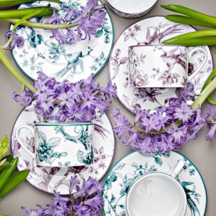 «Идет ночь, но ночи нет. Бессонная белая ночь стоит над Гатчиной. Светло, тихо и прозрачно. И люди, которые встречаются