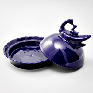 «Едва успеют сесть за стол и рассовать за борты и на колени салфетки, как из кухни торопливо, почти бегом уже несут покр