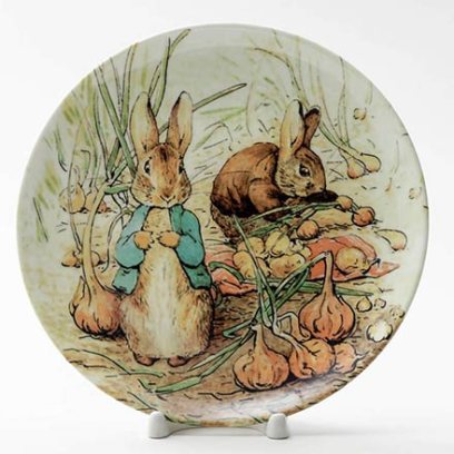 Декоративная тарелка «Кролик Питер и Бенджамин Банни на луковой грядке»