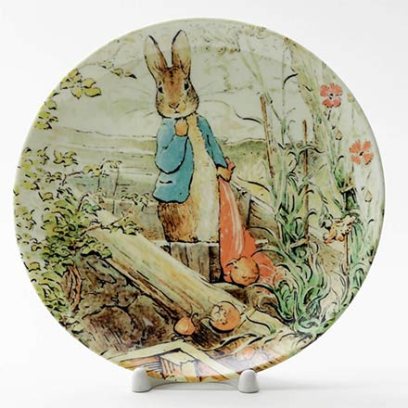Декоративная тарелка «Кролик Питер на луковой грядке»