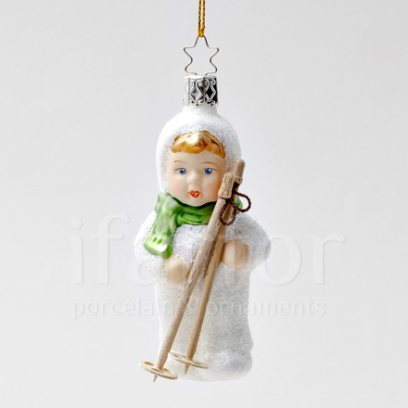 Елочная игрушка Детские игры на снегу. Маленький лыжник