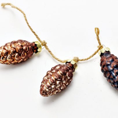 Елочная игрушка «Три еловых шишки»