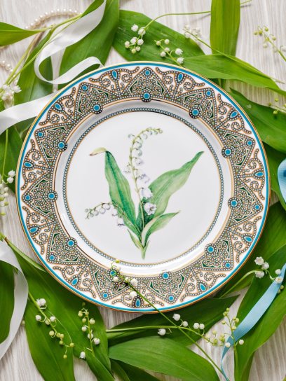 «...под березами, сверкают белоснежные, словно фарфоровые, колокольчики с золотыми точками внутри. Они точно приподнялис