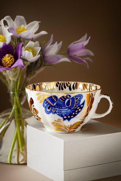 «Хорошо жить в домике, Свечи зажигать ... Тоненькие томики Ровно расставлять ... А потом, немножечко Отворив окно, Помеш