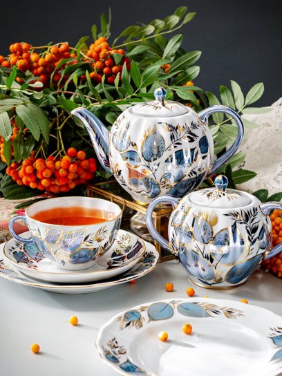 «...любили также перед заходом солнца выпить по чашке очень крепкого, почти черного чая с сахаром и каплей молока. От не