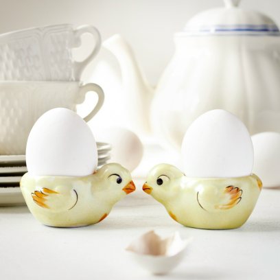 «Ветерок от ее накрахмаленного платья, белого с незабудками, и удивительно свежий запах, который приносила она с собою в