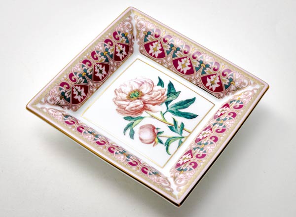 Stand for triifles in a gift box Flowers and berries of Russia. Wonderful peony Square