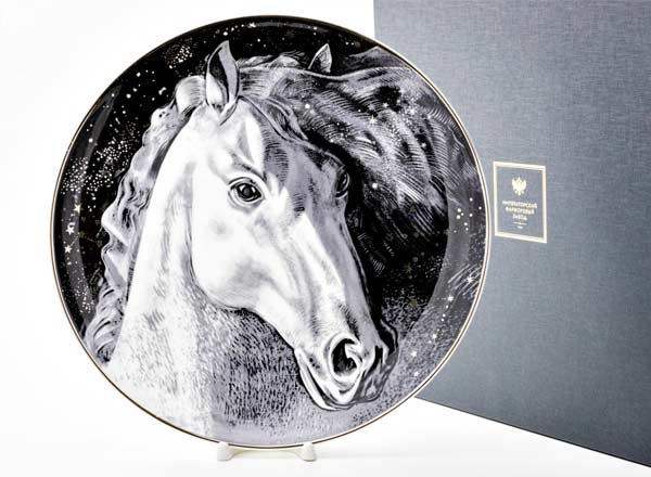 Декоративная тарелка в подарочной коробке Черный мустанг