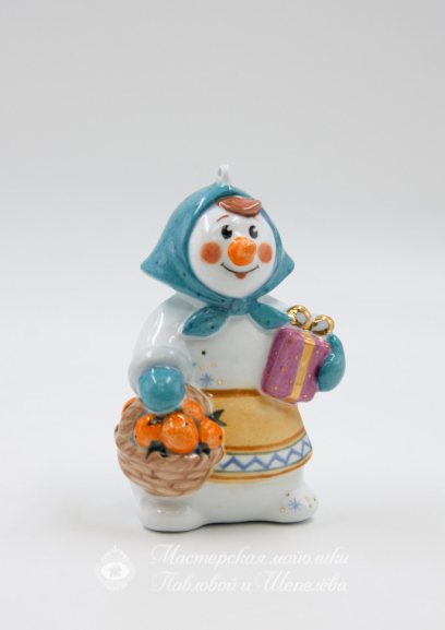 Елочная игрушка «Снеговичка в бирюзовом платке» Фарфор. 65 x 102 мм.