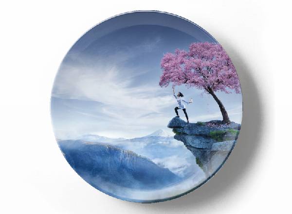 Цветущее дерево в горах